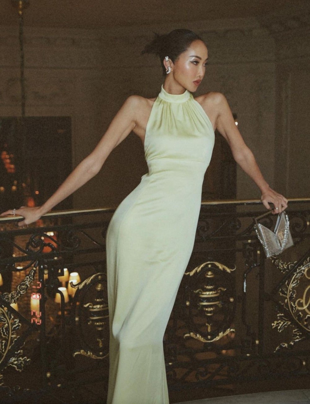 Chriselle Lim - vestido de seda verde lima longo - madrinha de casamento - Verão - em pé no interior de uma casa - https://stealthelook.com.br