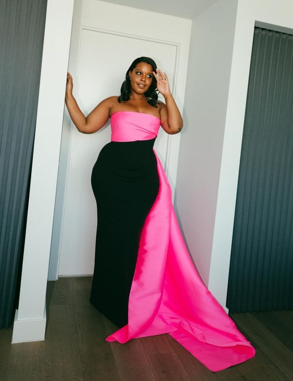 @styleidealist - vestido longo preto com cauda rosa - madrinha de casamento - Verão - em pé em uma sala - https://stealthelook.com.br