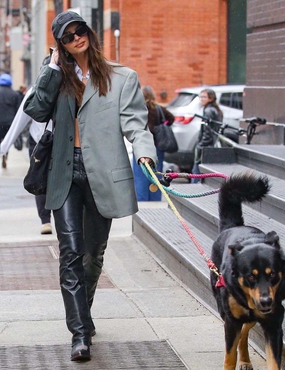 Emily Ratajkowski - calça de couro preta, bota, cropped, blazer e óculos - Emily Ratajkowski - Outono - andando na rua usando óculos de sol e um cachorro - https://stealthelook.com.br