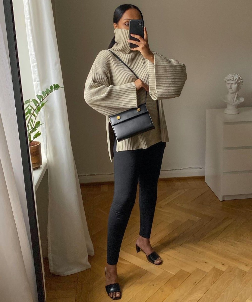 Lydia | @femmeblk - calça legging, tamanco e trico bege de gola alta - calça legging - Inverno  - foto na frente do espelho - https://stealthelook.com.br