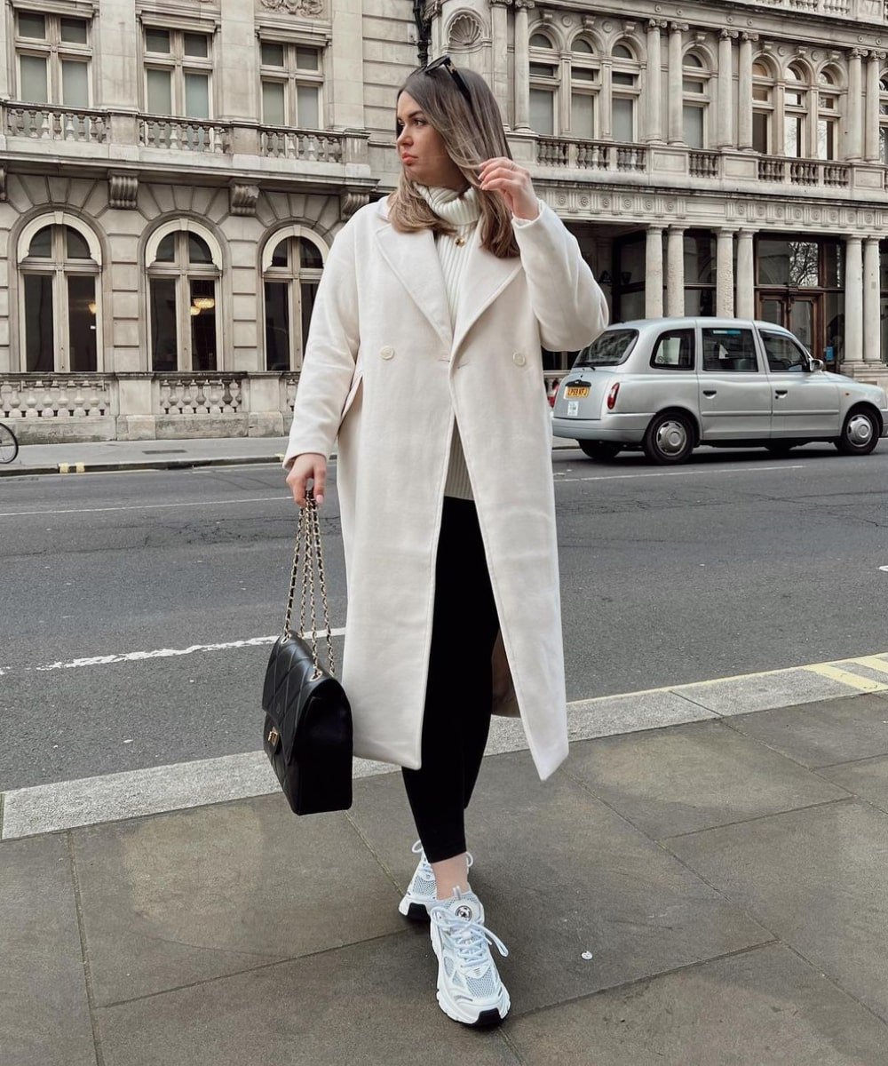 Isabella Duder - calça legging, sobretudo off-white e botas - calça legging - Inverno  - andando na rua usando óculos de sol - https://stealthelook.com.br