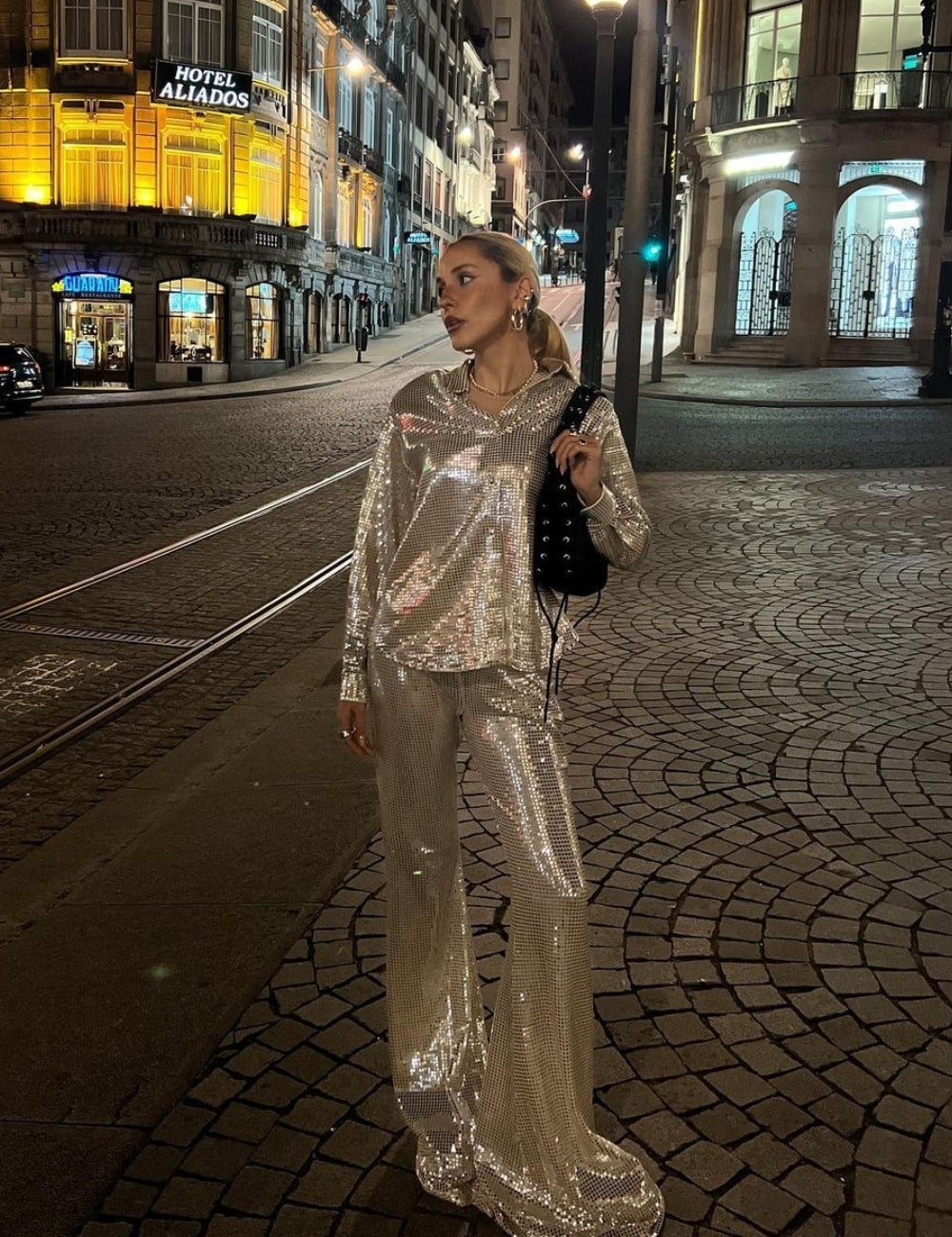 Sofia Coelho - conjunto de paetê prata - Night Luxe - Outono - em pé na rua - https://stealthelook.com.br