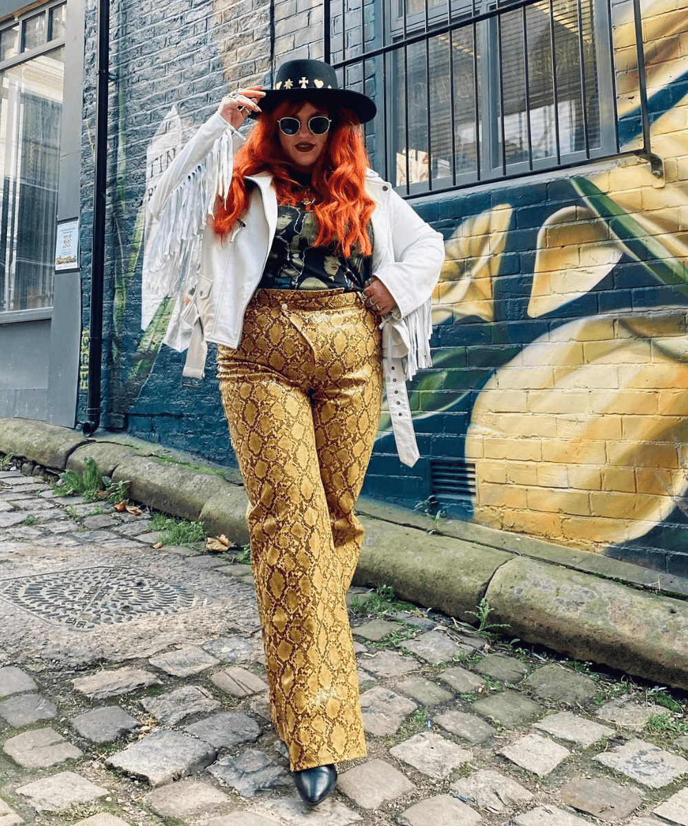 @pineapplejessiex - camiseta com calça e jaqueta - estilo rocker - Inverno 2022 - na rua - https://stealthelook.com.br