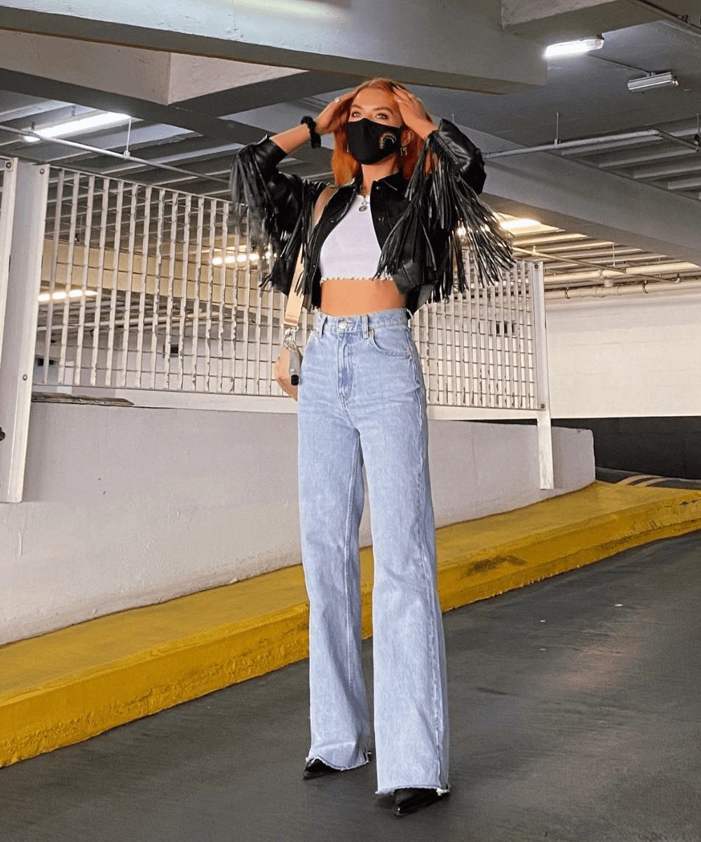 Amy Jane Garrity - cropped com cala e jaqueta - estilo rocker - Inverno 2022 - no estacionamento - https://stealthelook.com.br