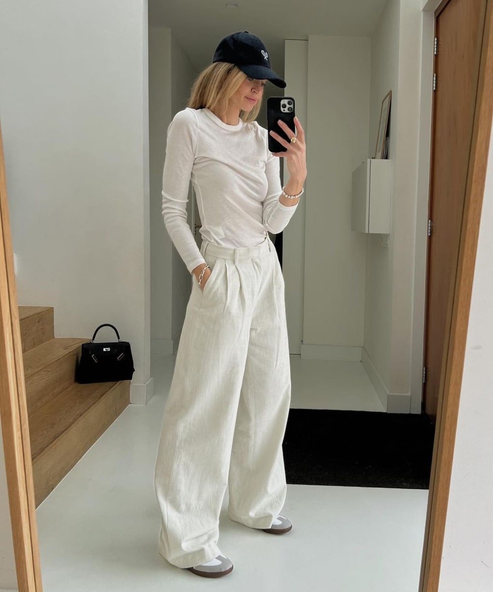Anouk Yve - calça pantalona branca, blusa manga longa, tênis e boné - Normcore - Outono - foto na frente do espelho - https://stealthelook.com.br