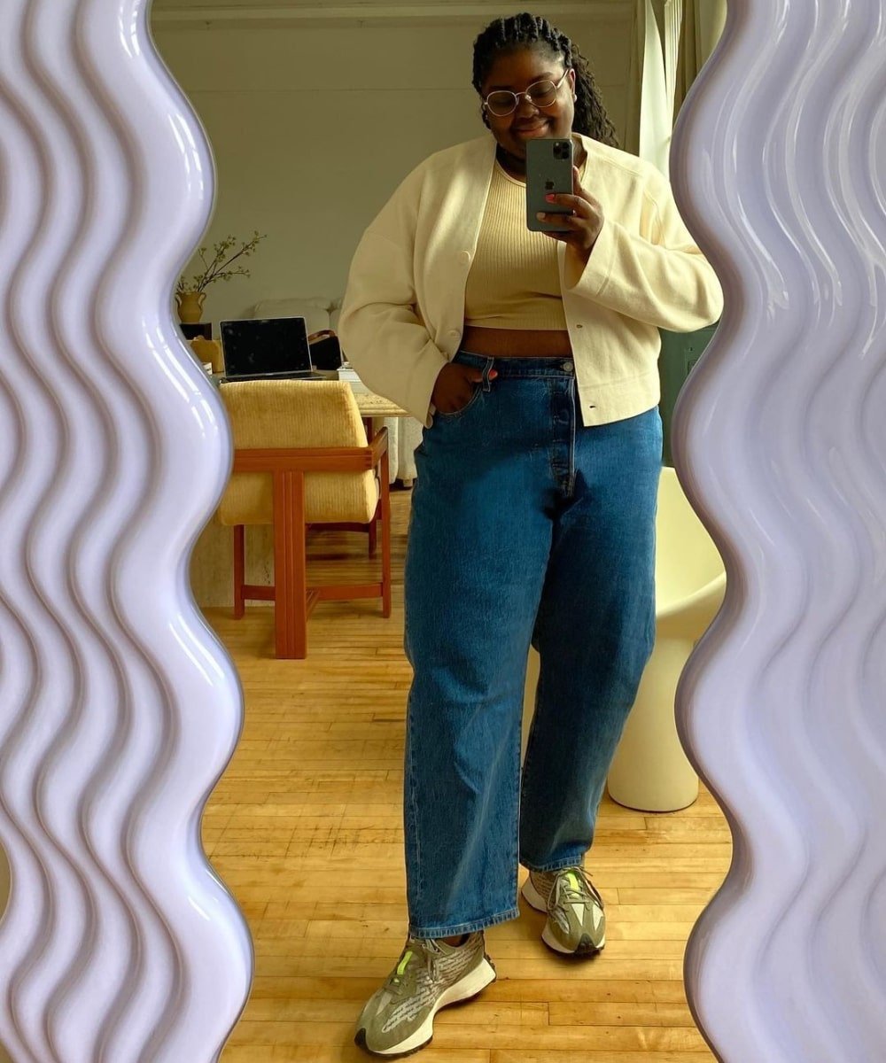 Abisola Omole - calça jeans, trico amarelo e tênis - Normcore - Outono - foto na frente do espelho - https://stealthelook.com.br