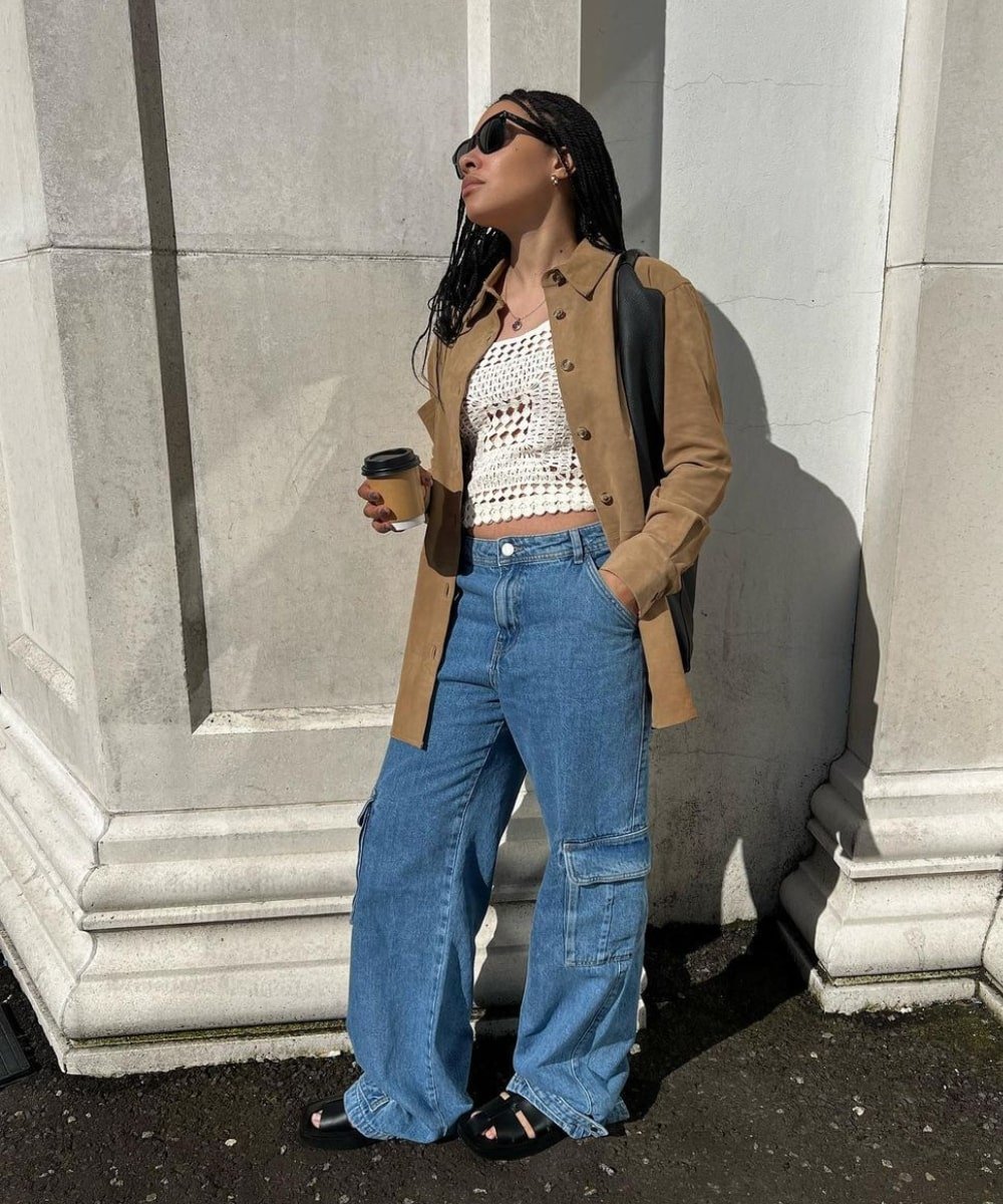 Tanice Elizabeth - calça jeans, blusa de crochê, jaqueta e sandália - Normcore - Primavera - em pé na rua usando óculos de sol - https://stealthelook.com.br