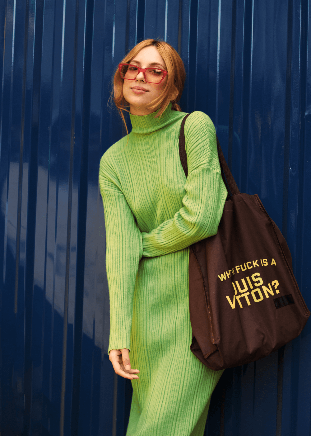 Aline Santos - vestido verde com óculos vermelho - modelos de óculos de sol - Inverno 2022 - na rua - https://stealthelook.com.br