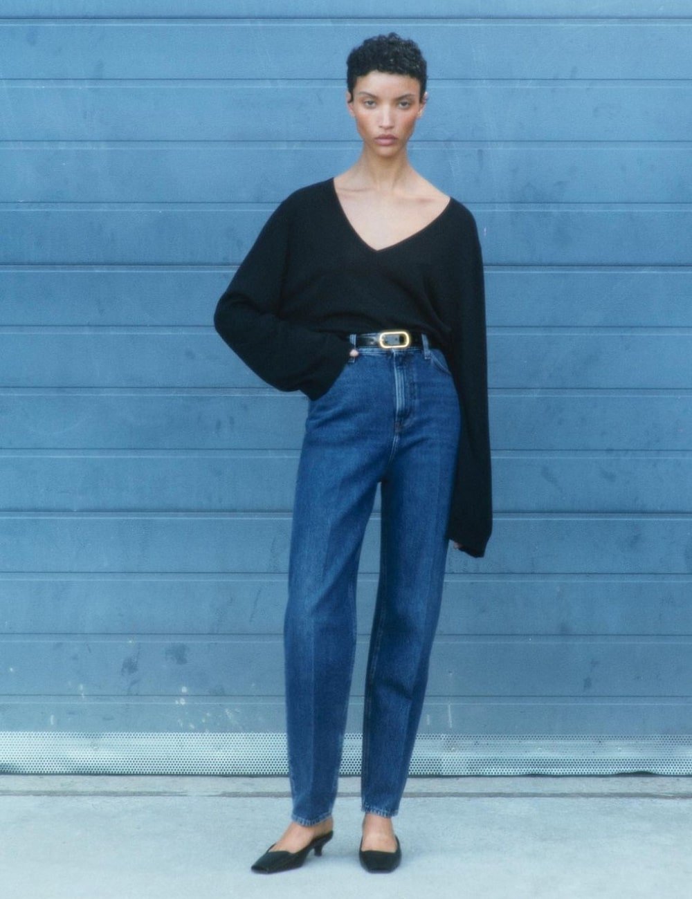 @toteme - calça jeans reta e trico preto - Quiet Luxury - Outono - em pé na rua - https://stealthelook.com.br