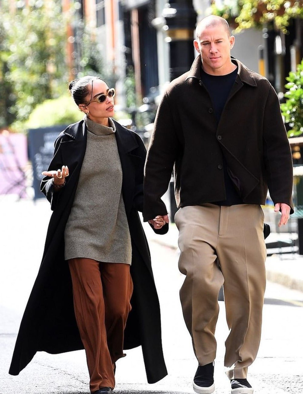 Zoë Kravitz e Channing Tatum - pantalona, blusa preta e overcoat preto - Quiet Luxury - Inverno  - andando na rua usando óculos de sol - https://stealthelook.com.br