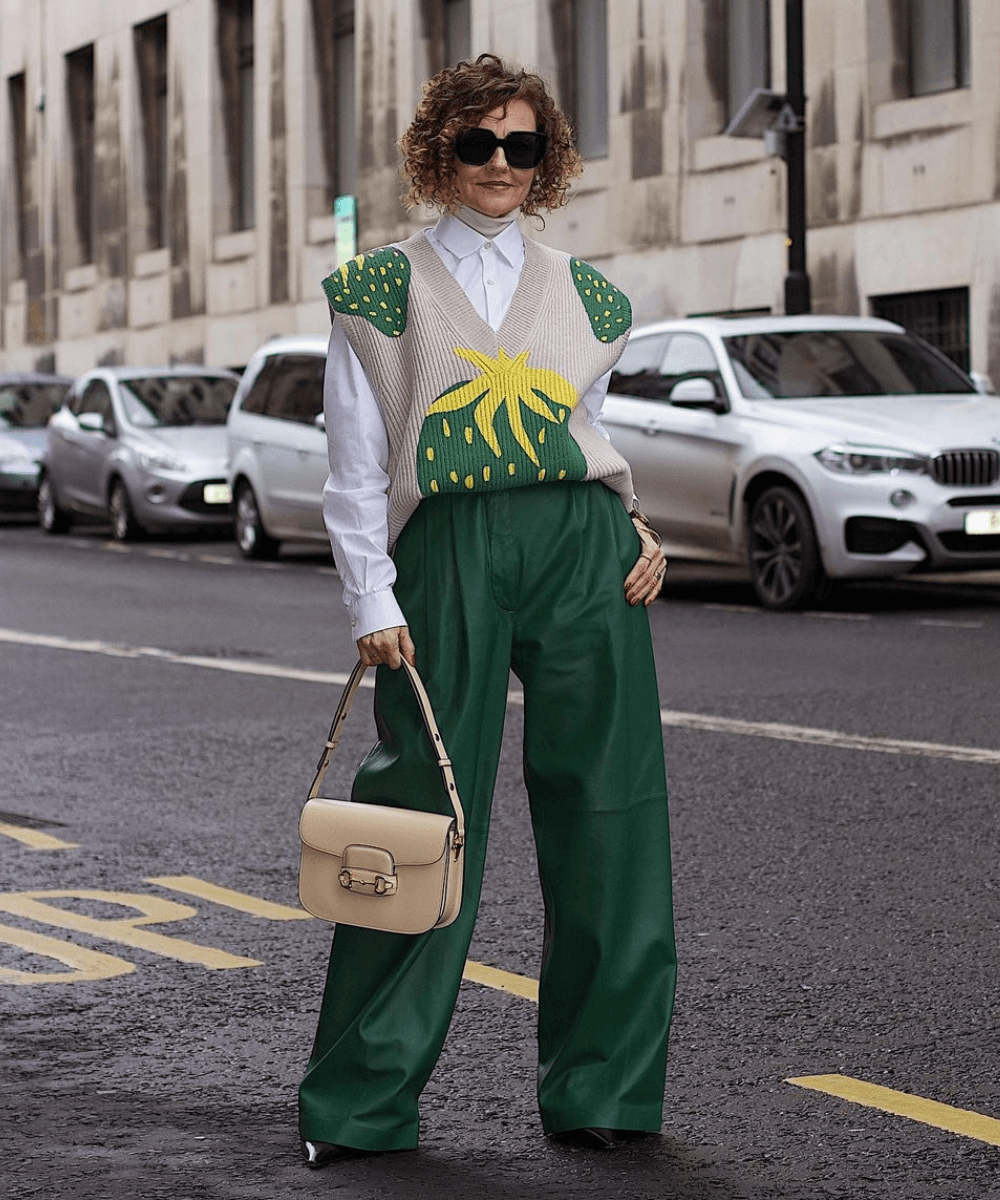 Renia Jaz - blusa térmica com camisa e colete com calça - looks infalíveis - Inverno 2022 - na rua - https://stealthelook.com.br