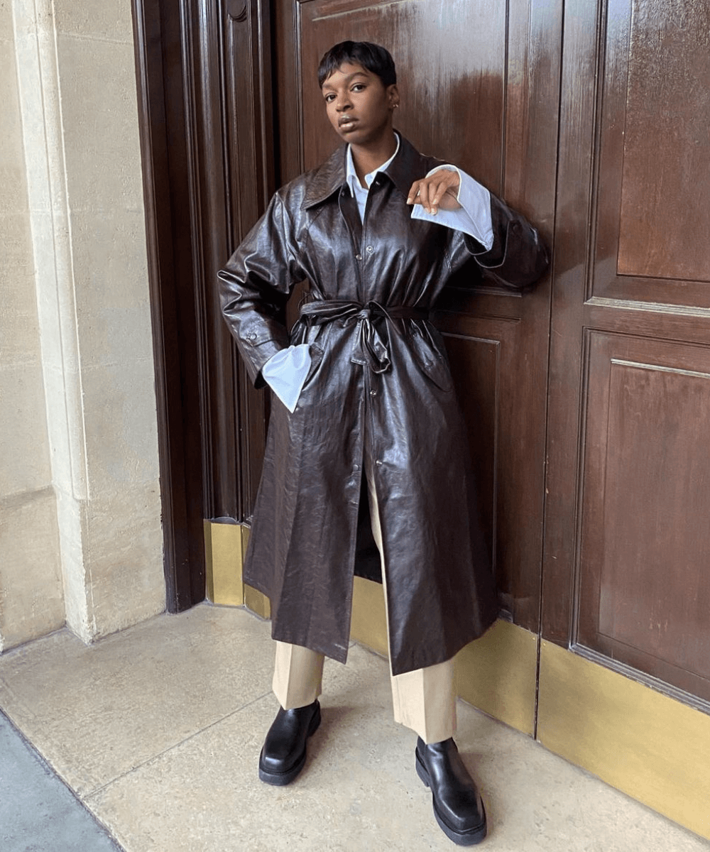 Loïcka Grâce - trench coat de couro com calça e bota - looks infalíveis - Inverno 2022 - na rua - https://stealthelook.com.br