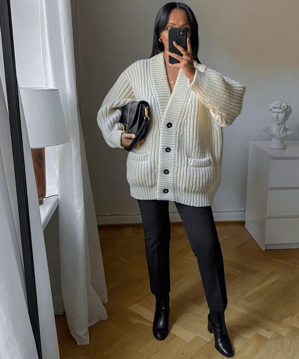 @femmeblk - blusa de tricô oversized com calça preta e bota - looks infalíveis - Inverno 2022 - foto no espelho - https://stealthelook.com.br