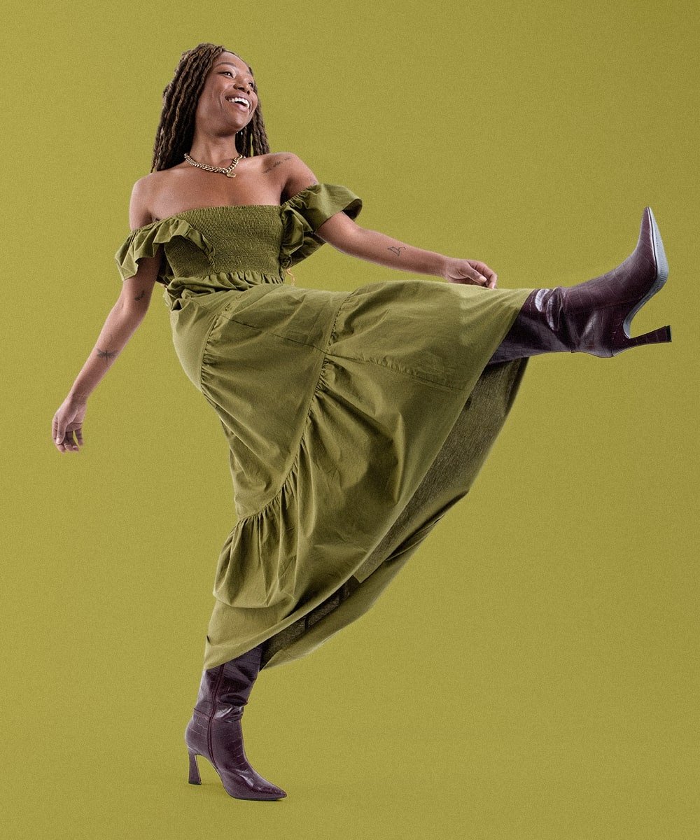 Lorena Eleutério - vestido verde breezy e bota preta - looks de inverno - Inverno  - foto em fundo branco - https://stealthelook.com.br