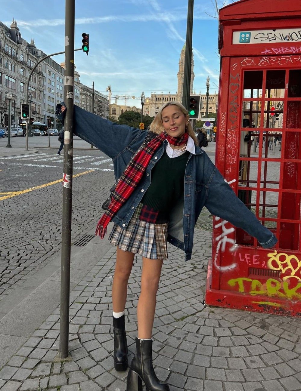 Sofia Coelho - saia xadrez, botas pretas e jaqueta jeans oversized - saia xadrez da Burberry - Outono - em pé na rua - https://stealthelook.com.br