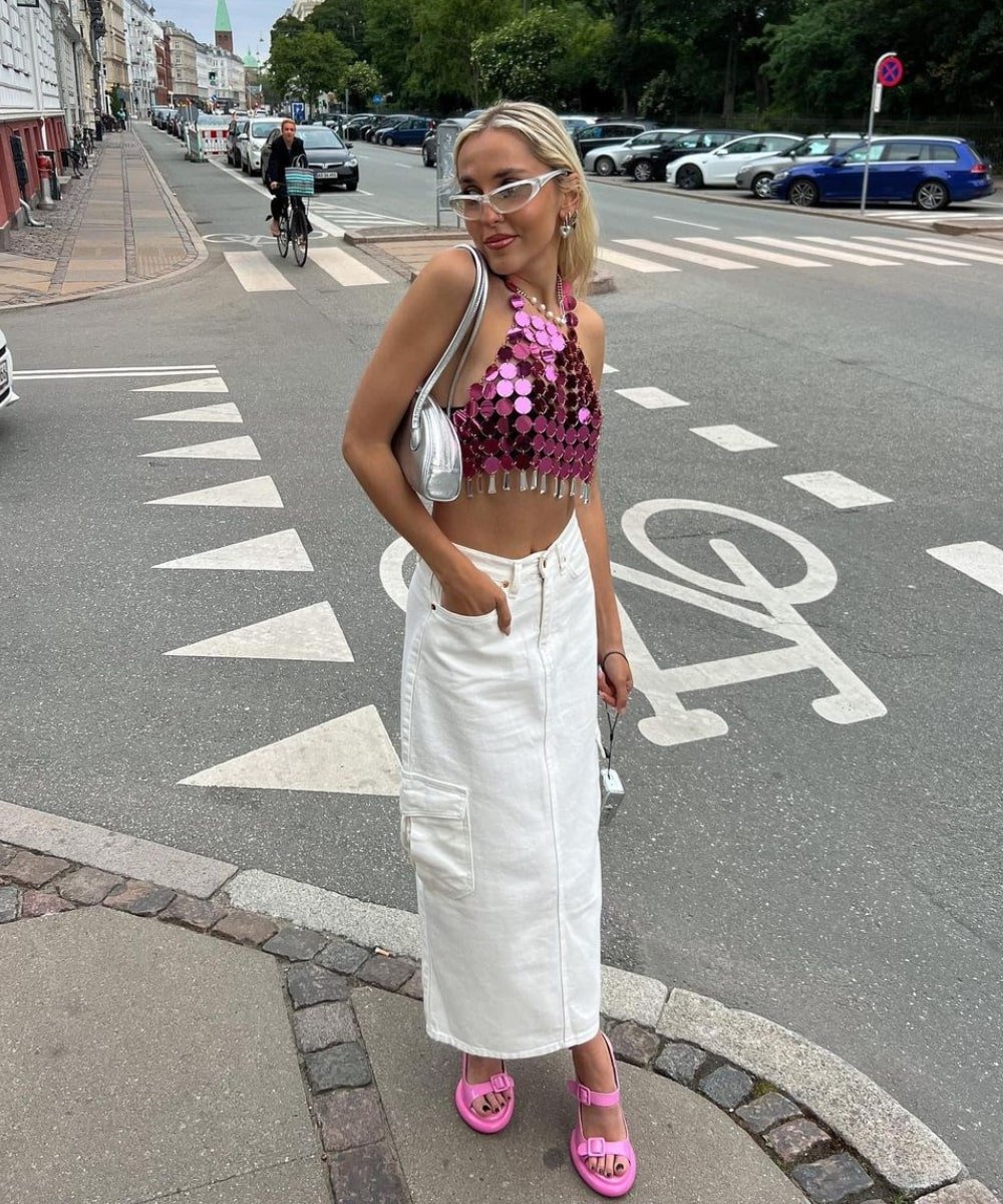 Sofia Coelho - Saia cargo branca, top de paete rosa, óculos e sandália - saia midi - Verão - em pé na rua - https://stealthelook.com.br