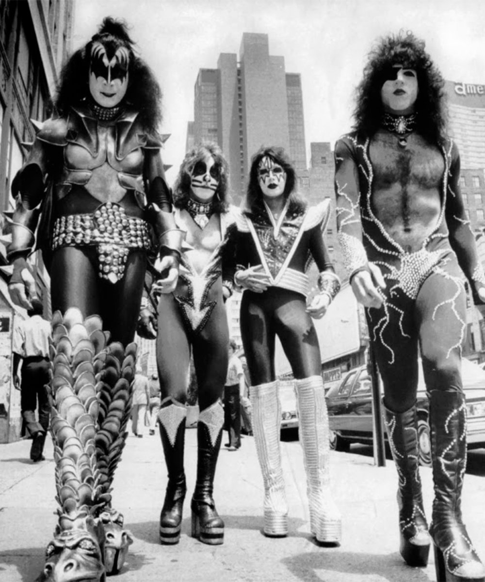 It girls - história do rock, Kiss, plataformas - história do rock - Inverno - Street Style  - https://stealthelook.com.br