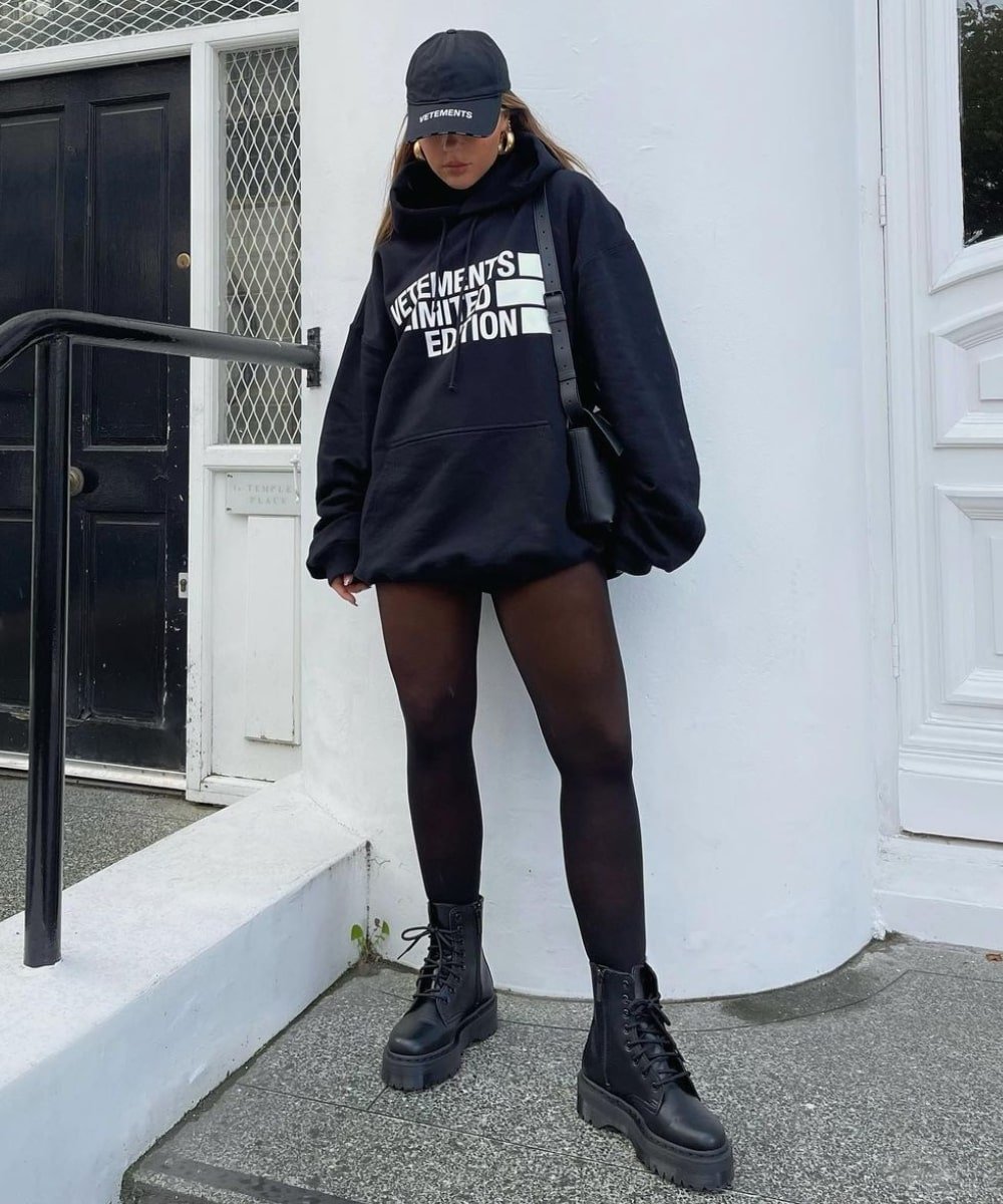 Ellie Beatrice Joslin - meia-calça preta, moletom oversized, boné e coturno - looks com coturno - Outono - em pé na rua - https://stealthelook.com.br