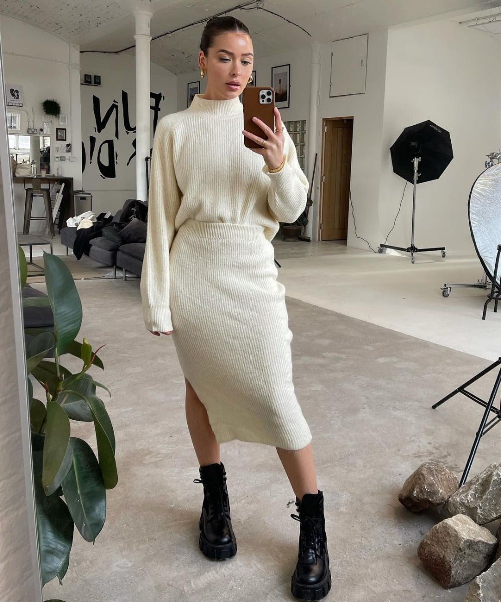 Naomi Genes-Williams - conjunto de saia midi e tricô off white e coturno - looks com coturno - Outono - foto na frente do espelho - https://stealthelook.com.br
