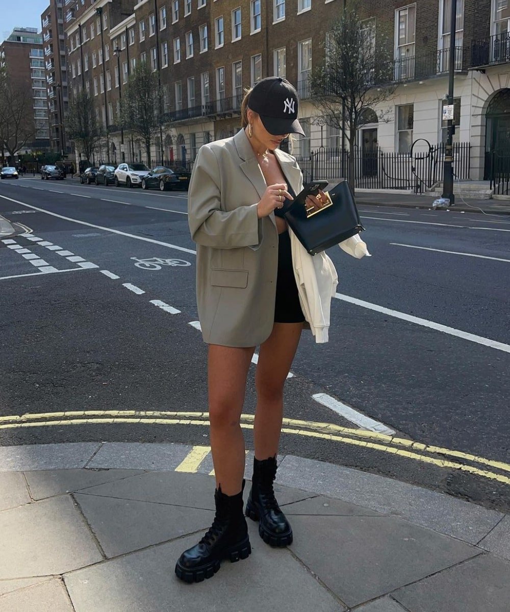 Sarah Ashcroft - set de academia preto, blazer oversized e coturno - looks com coturno - Verão - em pé na rua - https://stealthelook.com.br