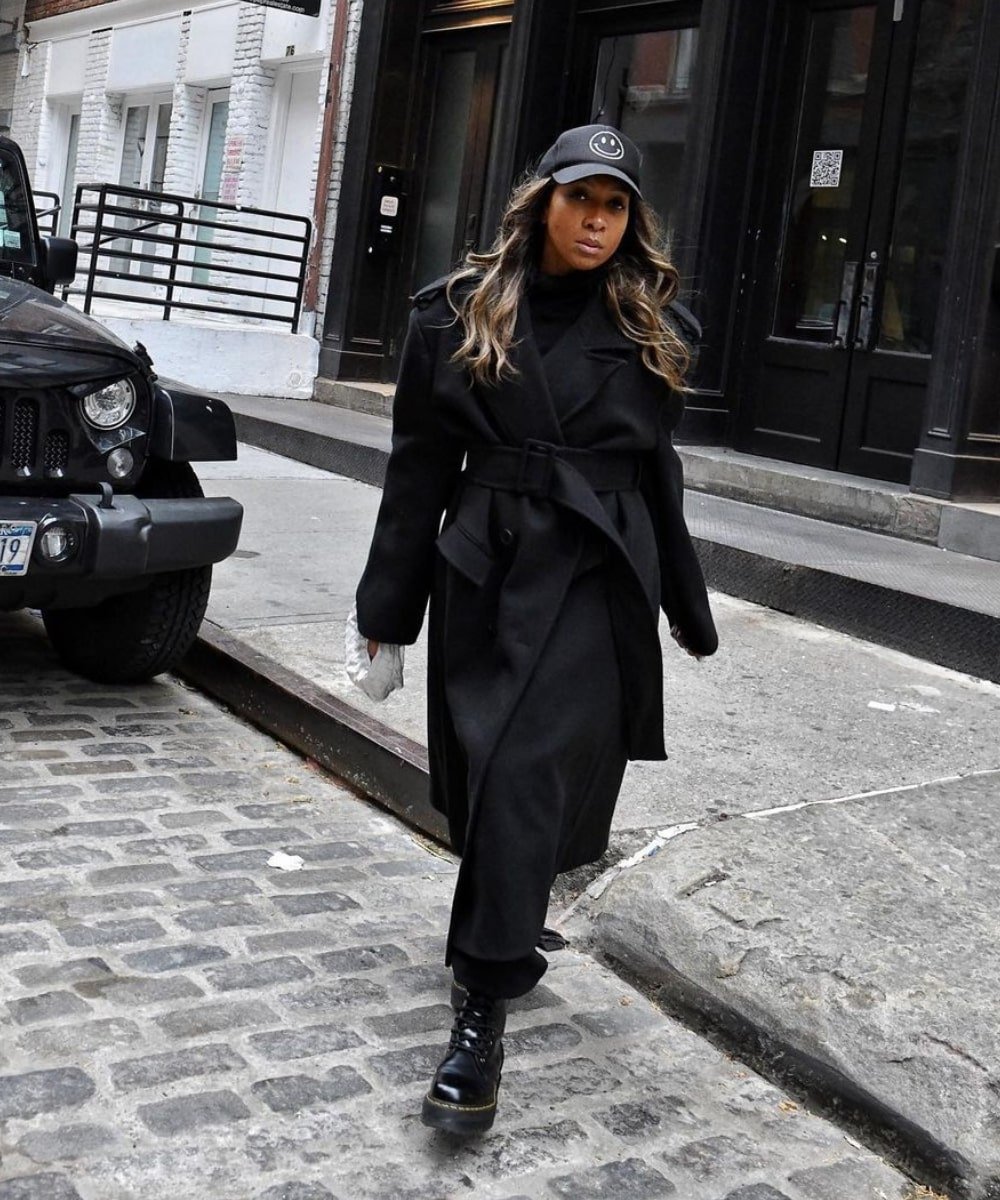 Karen Blanchard - calça preta, sobretudo preto e coturno - looks com coturno - Inverno  - andando na rua - https://stealthelook.com.br