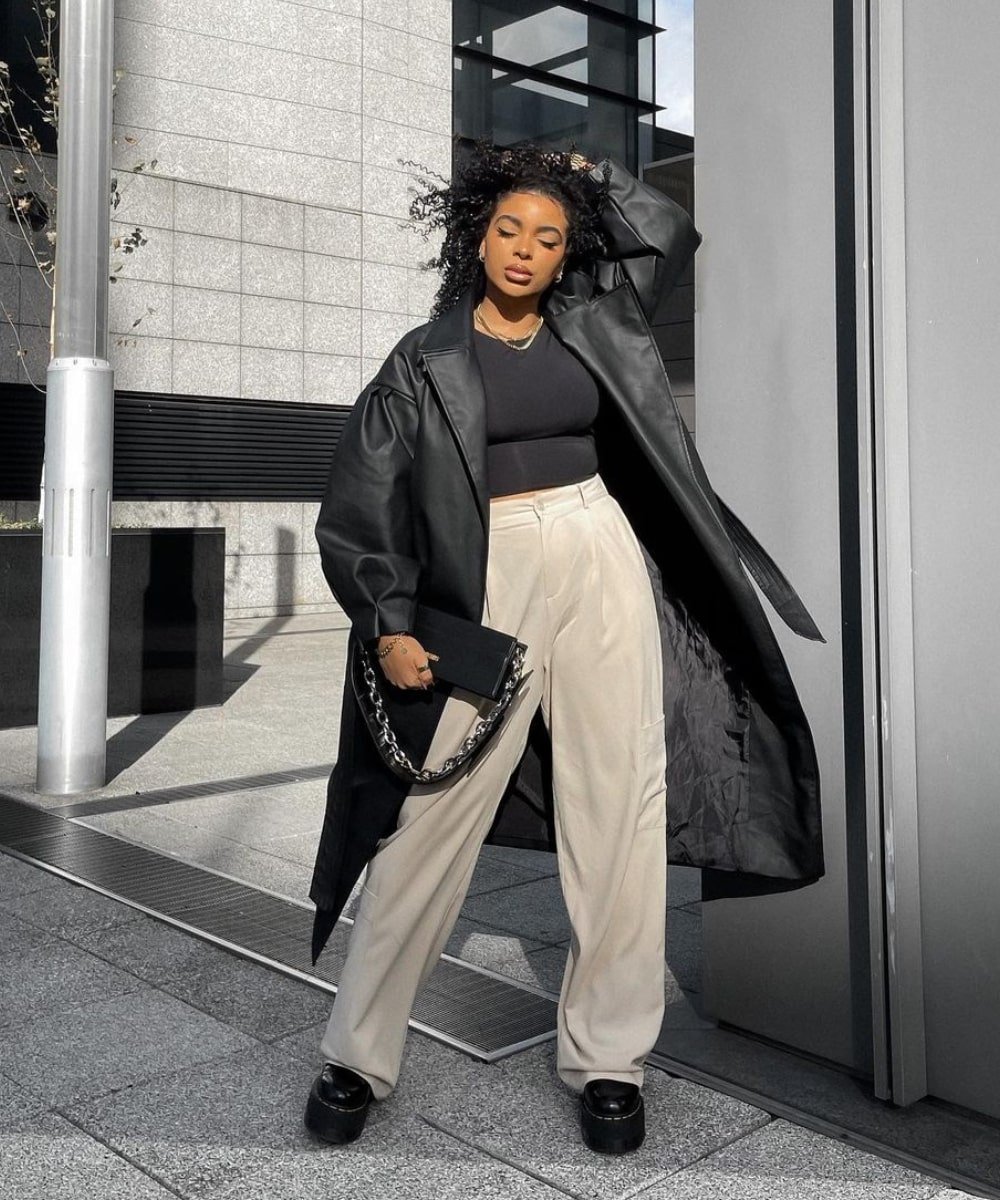 Vanessa Daniels - calça de alfaiataria, top preto e casaco preto - looks com coturno - Inverno  - em pé na rua - https://stealthelook.com.br
