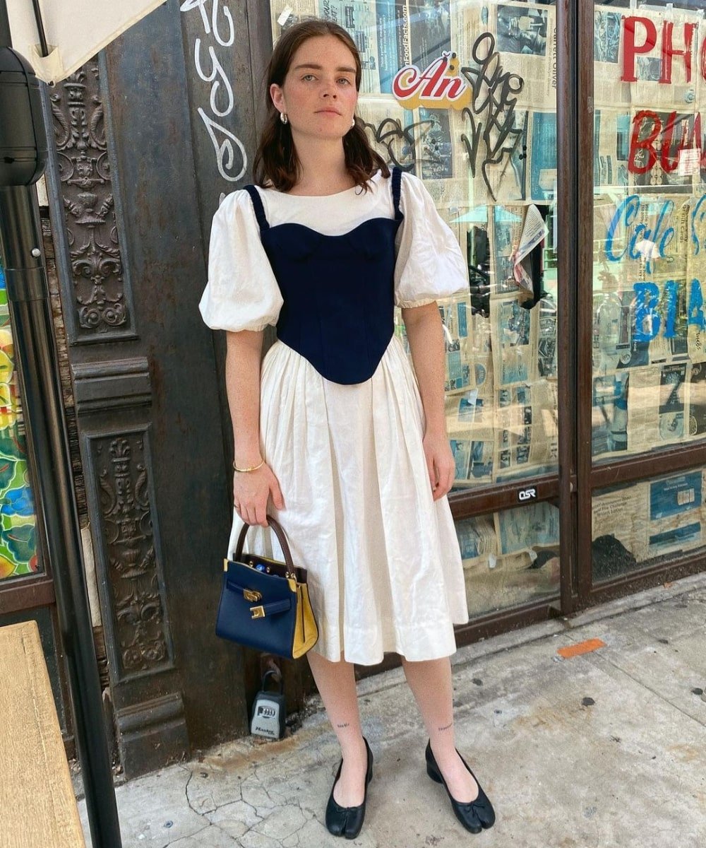 Reese Blutstein - vestido branco, corset preto e sapatilhas tabi - tabi boots - Verão - em pé na rua - https://stealthelook.com.br