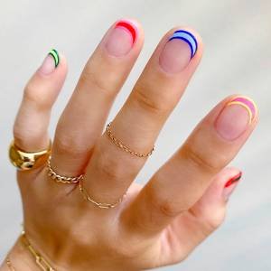 O truque de manicure italiano que faz as unhas curtas parecerem mais longas