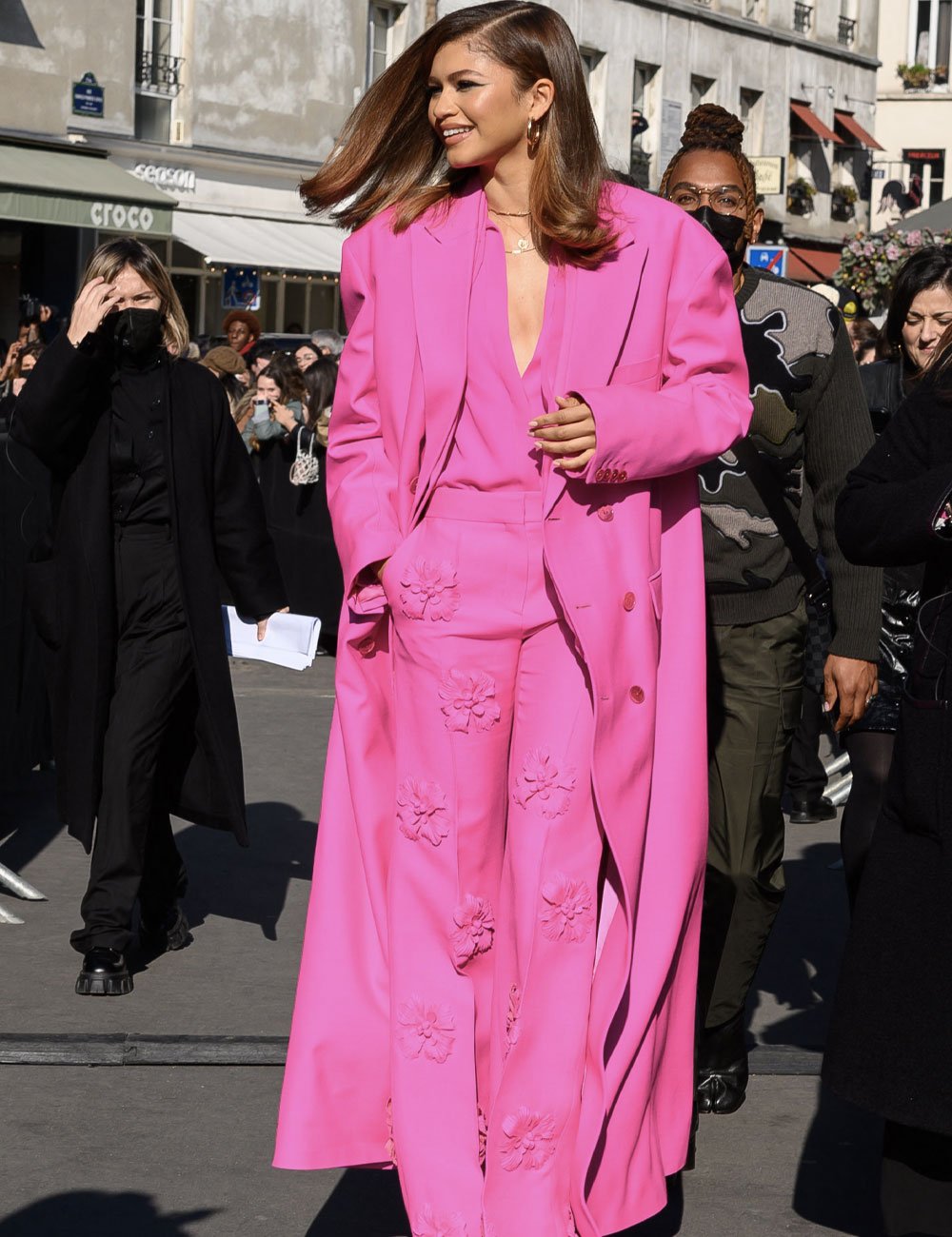 Zendaya - cor de rosa - filme da barbie - inverno - street style - https://stealthelook.com.br