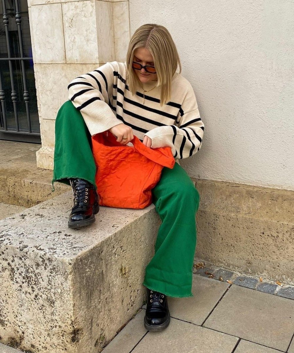 @lillibethchen - calça verde, trico listrado e coturno preto - looks novos - Outono - sentada na rua - https://stealthelook.com.br