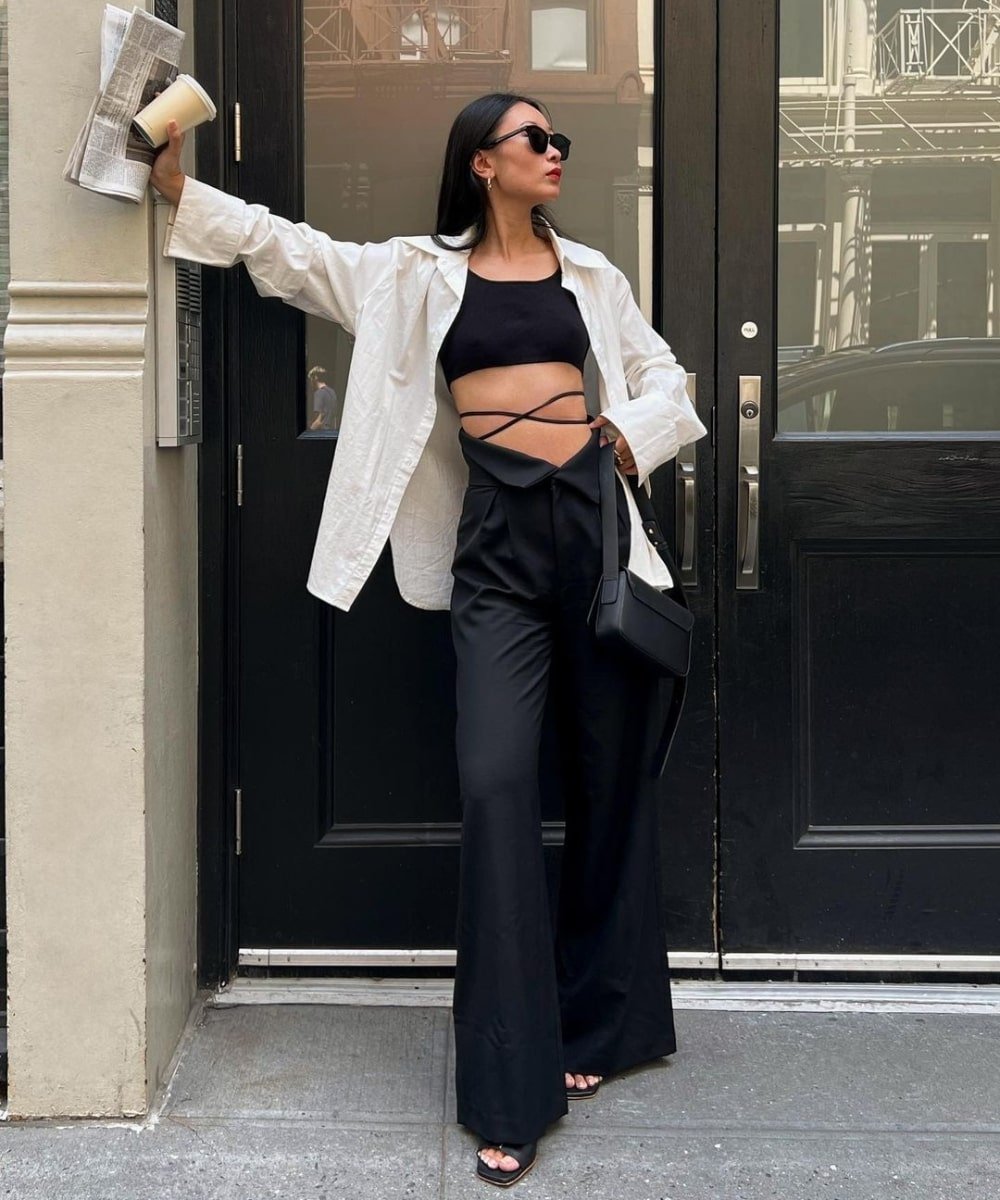 Caroline Lin - calça preta, camisa branca oversized e tamancos - looks novos - Verão - andando na rua - https://stealthelook.com.br
