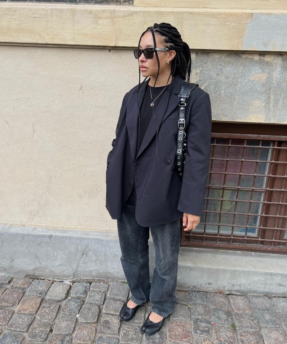Tanice Elizabeth - calça jeans preta, blazer e sapatilha margiela - looks novos - Outono - em pé na rua usando óculos de sol - https://stealthelook.com.br