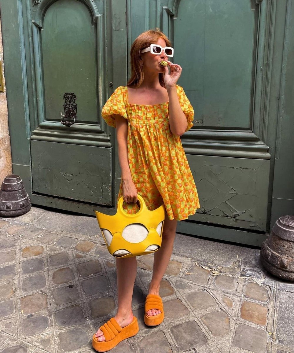 Rebecca Olivia | @rebeccaferrazwyatt - mini breezy dress, tamancos laranjas e óculos - looks novos - Verão - em pé na rua usando óculos de sol - https://stealthelook.com.br