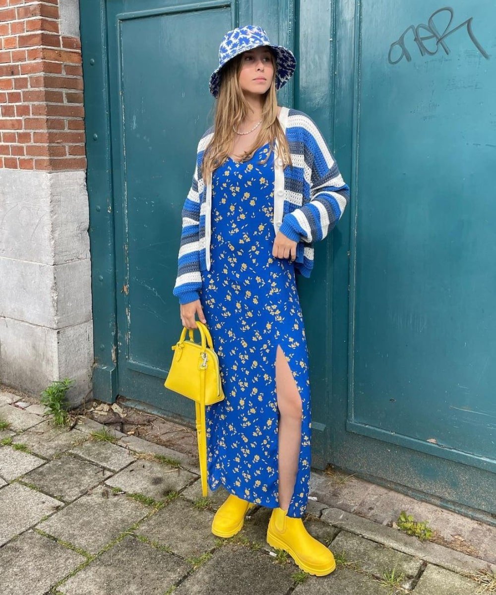 Anaïs Van Oekel - vestido azul midi, cardigan e bucket hat azuis - looks novos - Verão - em pé na rua - https://stealthelook.com.br