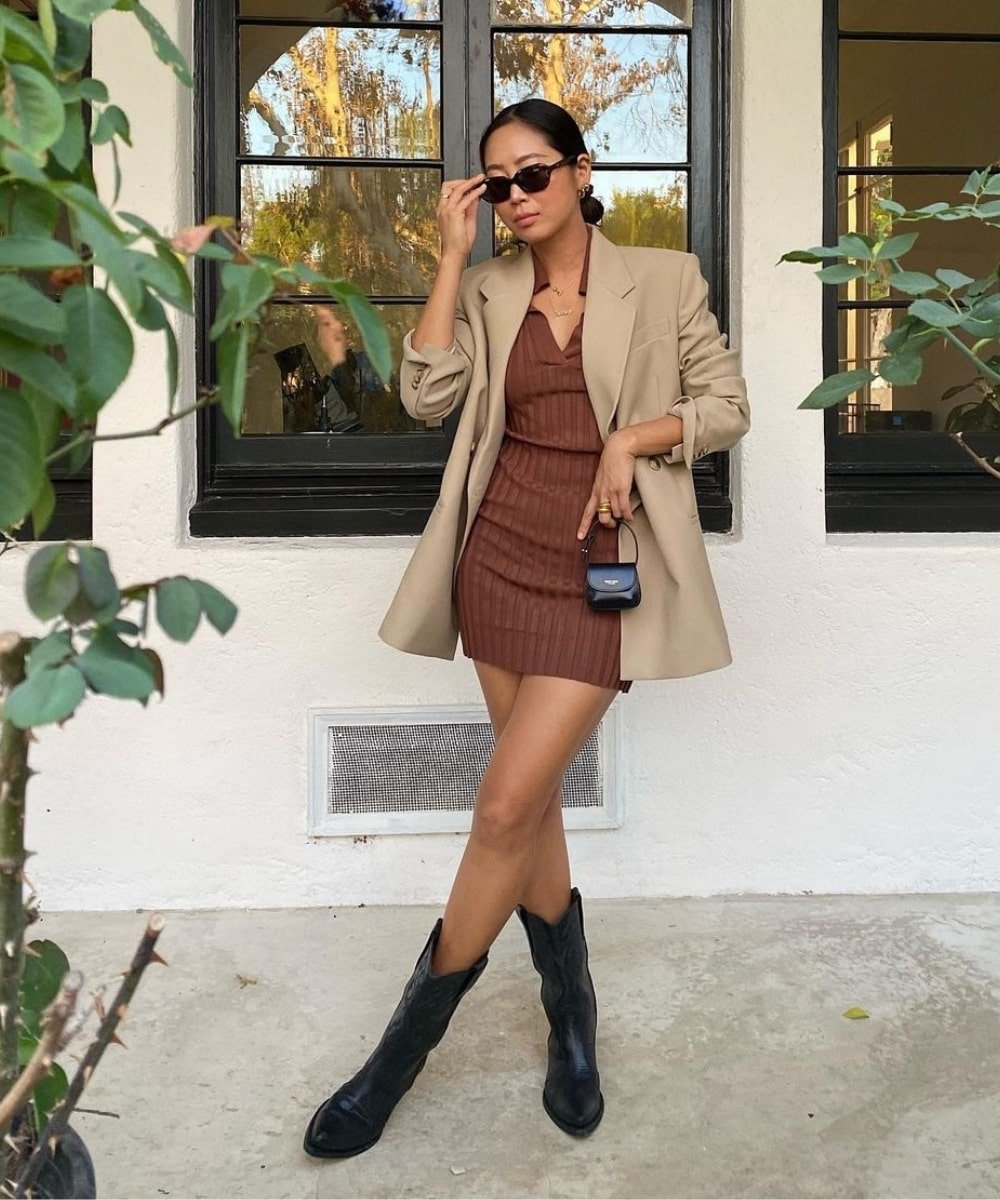 Aimee Song - vestido marrom curto, blazer bege e botas western - looks novos - Primavera - em pé na rua usando óculos de sol - https://stealthelook.com.br