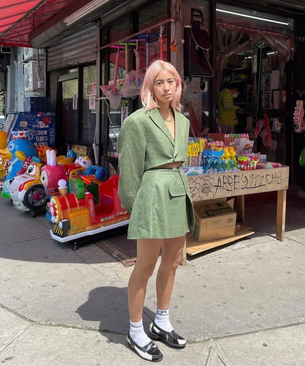 Michelle Li - saia e blazer verdes, mocassim com meias - looks novos - Verão - em pé na rua - https://stealthelook.com.br