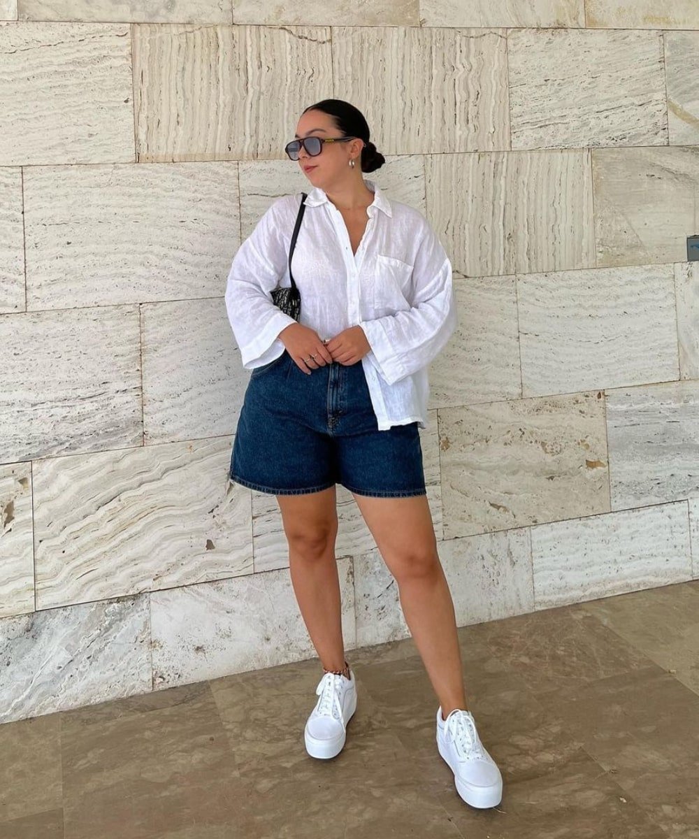@albadrauhl - bermuda jeans, camisa branca e tênis - looks novos - Verão - em pé na rua - https://stealthelook.com.br