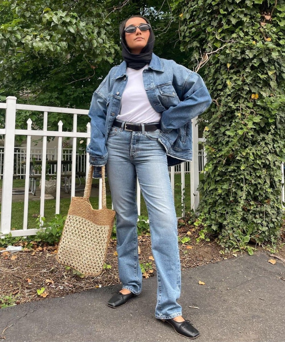 Yusra Siddiqui - calça jeans, regata branca, jaqueta jeans e sapatilhas - looks novos - Outono - em pé na rua - https://stealthelook.com.br