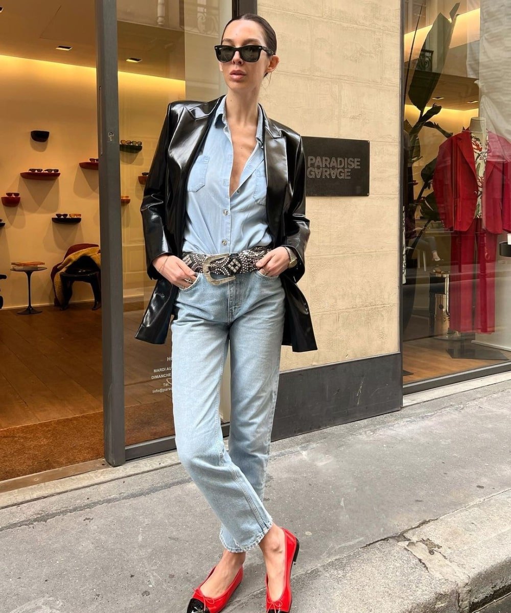 Estelle Pigault Chemouny - calça jeans, sapatilha vermelha, camisa jeans e jaqueta preta - looks novos - Inverno  - em pé na rua usando óculos de sol - https://stealthelook.com.br