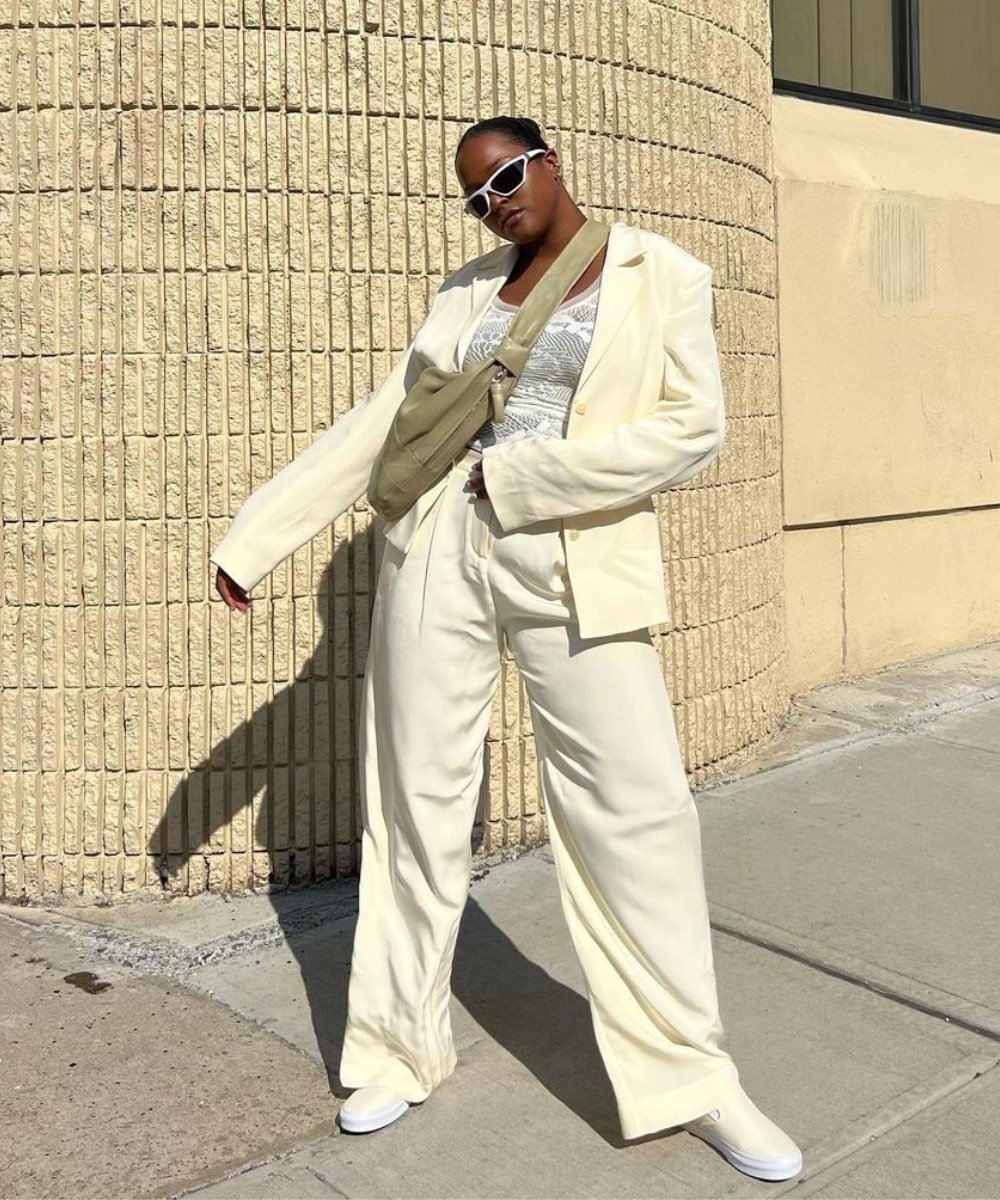 Imani Randolph - calça off white, blazer, tênis e óculos - looks novos - Inverno  - em pé na rua - https://stealthelook.com.br