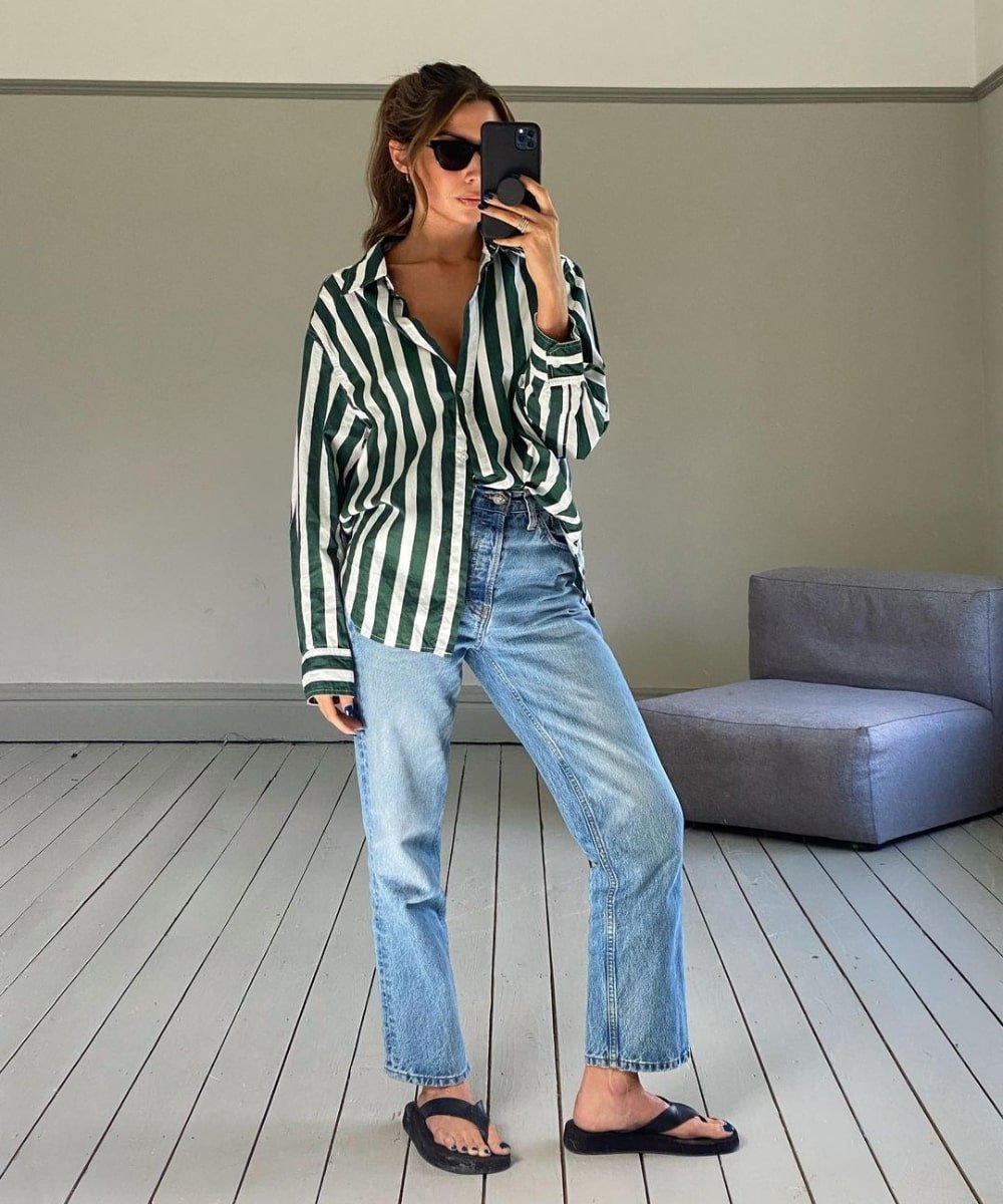 Marianne | @smythsisters - calça jeans, camisa listrada e chinelos pretos - looks novos - Verão - foto na frente do espelho - https://stealthelook.com.br