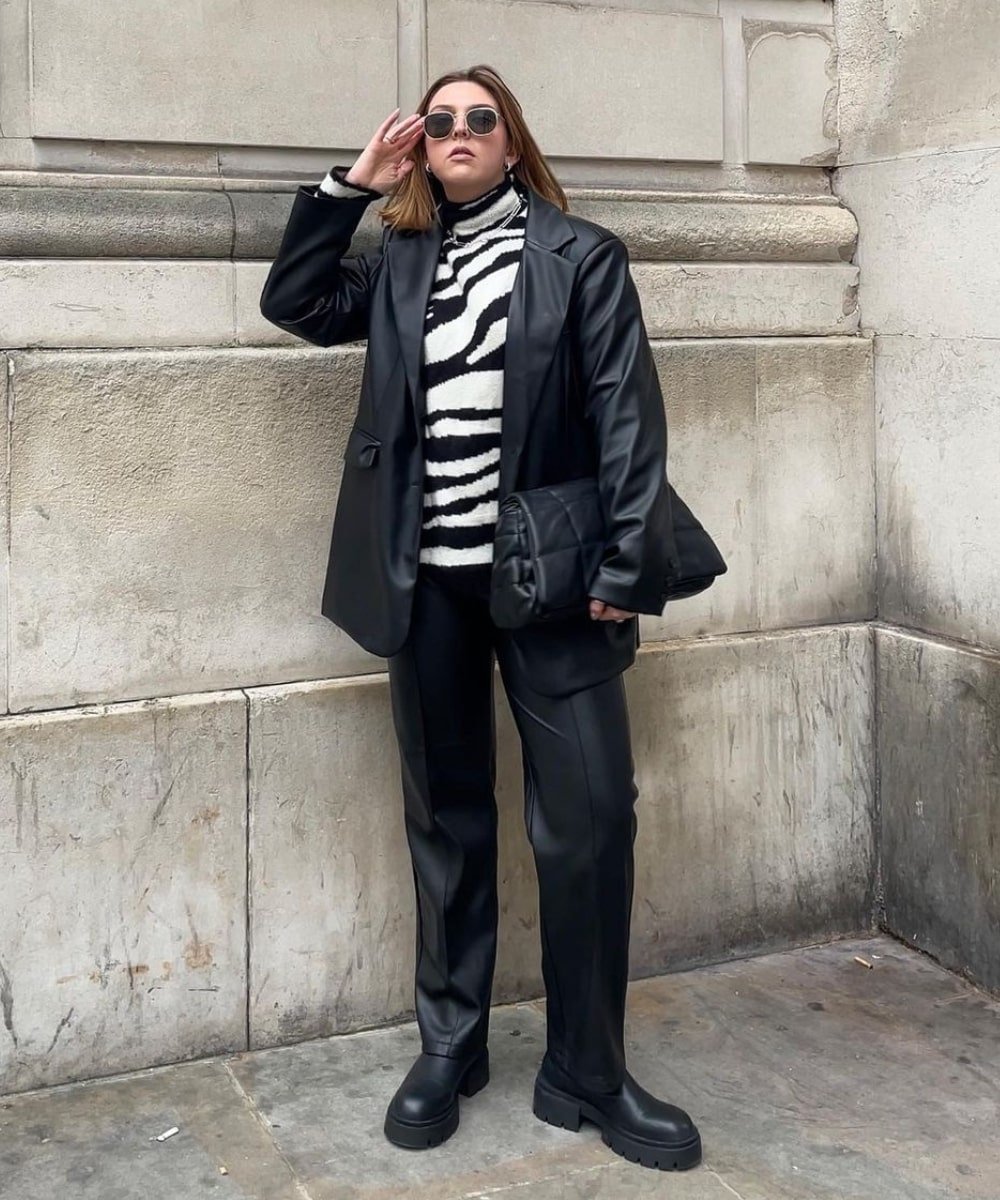 Madison | @Madisoneley - calça preta de p.u, blua de zebra, blazer preto e óculos - looks novos - Inverno  - em pé na rua - https://stealthelook.com.br