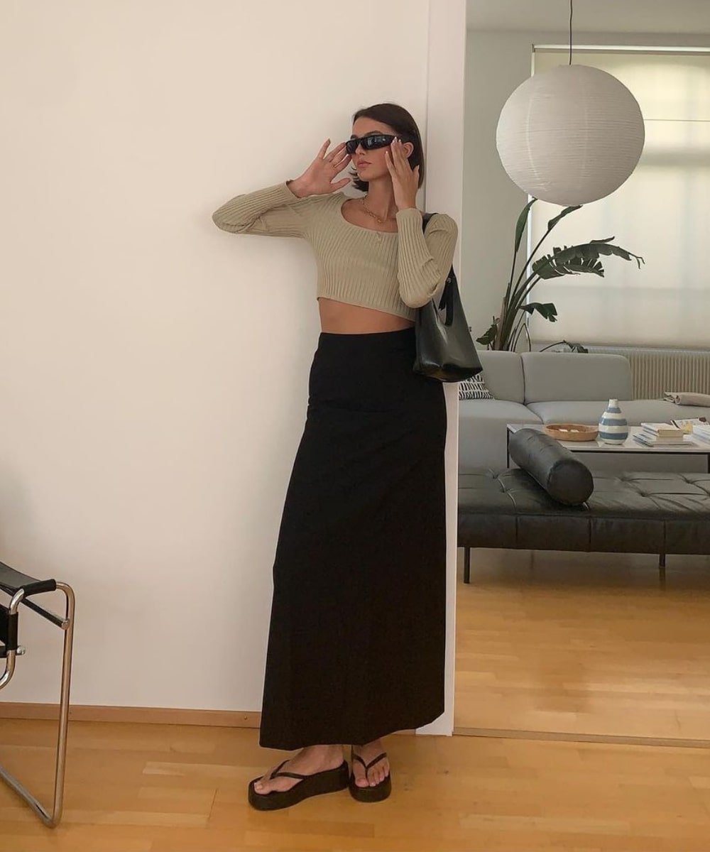 @maryljean - saia midi preta, cropped bege e óculos escuros - looks novos - Primavera - em pé em uma sala - https://stealthelook.com.br