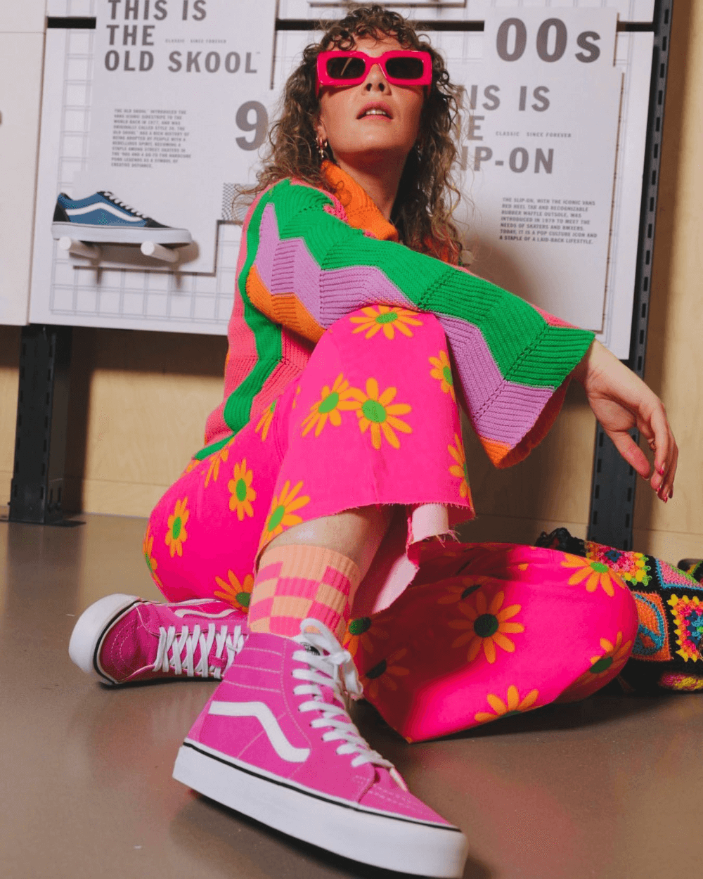 Danielle Spencer - blusa e calça com tênis de camurça rosa - revitalizar a camurça - Inverno 2022 - na rua - https://stealthelook.com.br