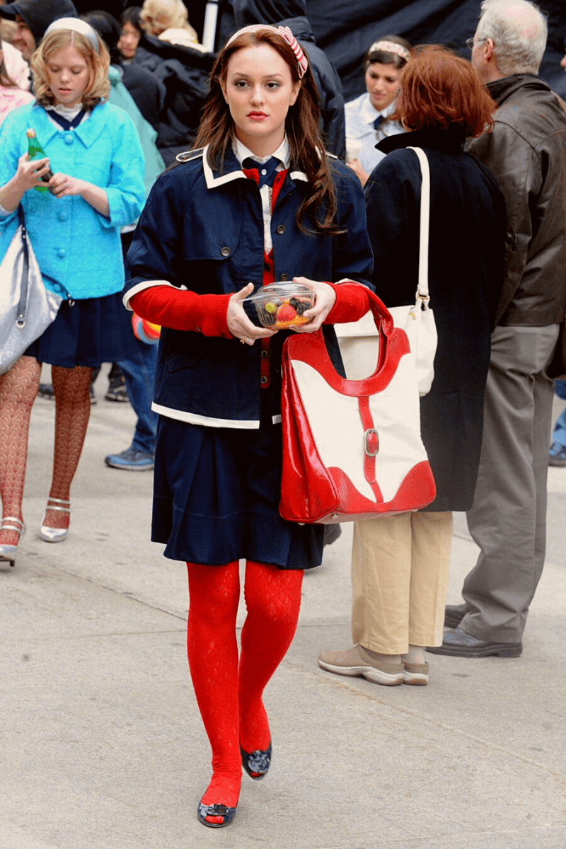 Blair Waldorf - cardigan com saia e casaco com meia-calça e sapatilha - Blair Waldorf - Inverno 2022 - gossip girl - https://stealthelook.com.br