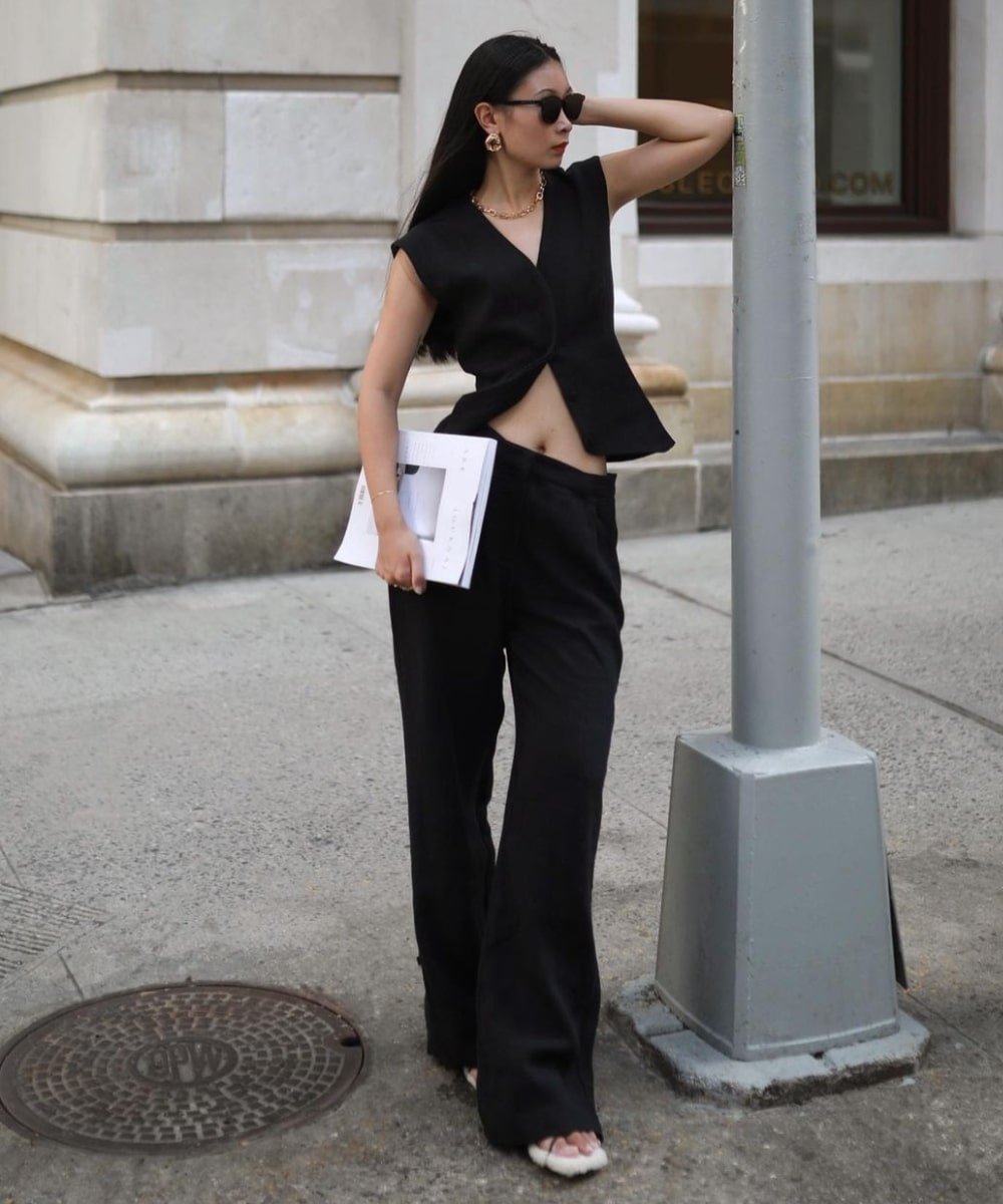 Caroline Lin - calça preta, colete preto e óculos escuros - looks com preto - Verão - em pé na rua - https://stealthelook.com.br