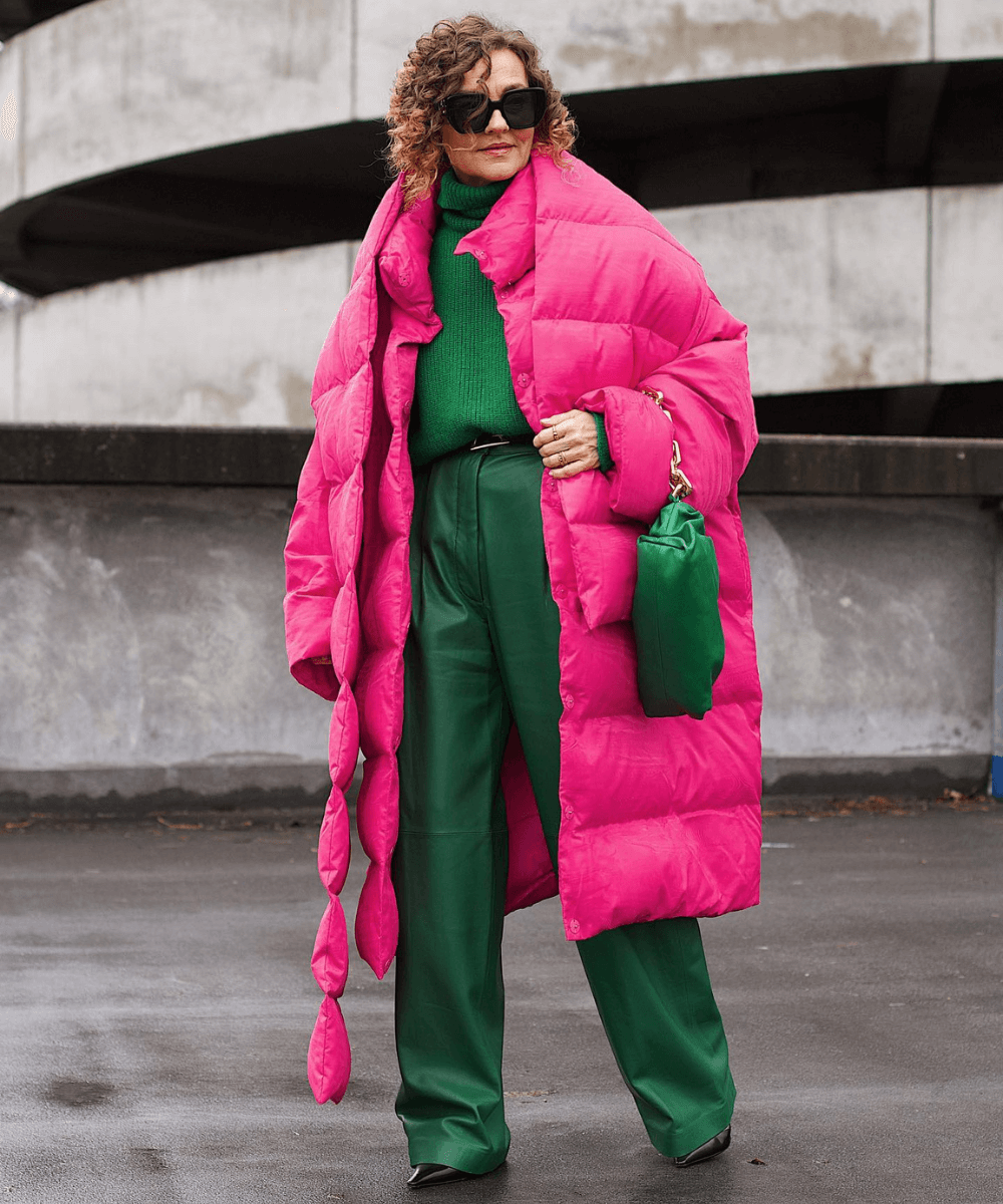 Renia Jaz - tricô e calça verde com jaqueta pink - tendências de moda - Inverno 2022 - na rua - https://stealthelook.com.br
