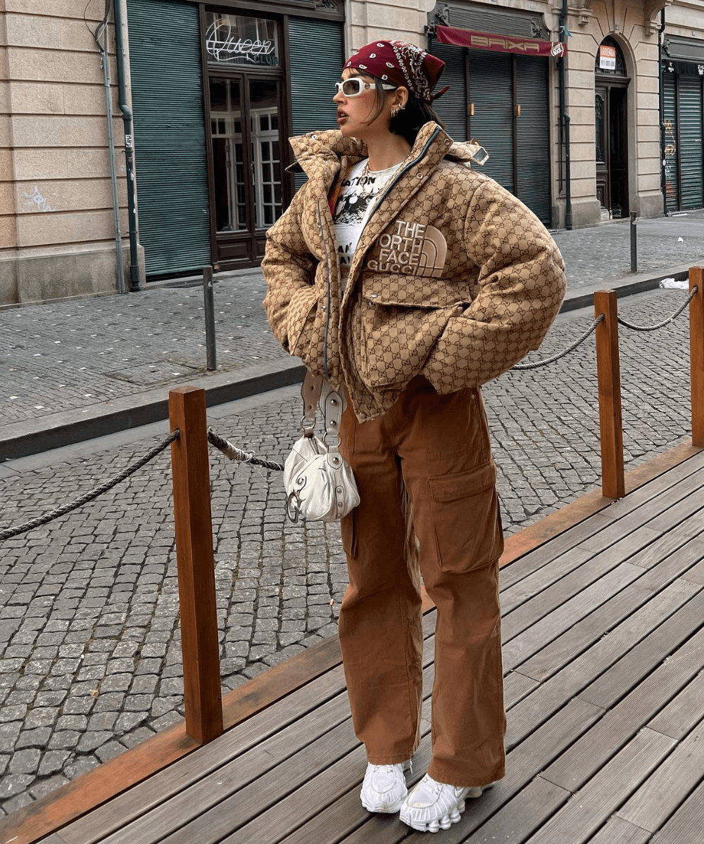 Ines Silva - puffer jacket logomania com calça cargo - tendências de moda - Inverno 2022 - na rua - https://stealthelook.com.br