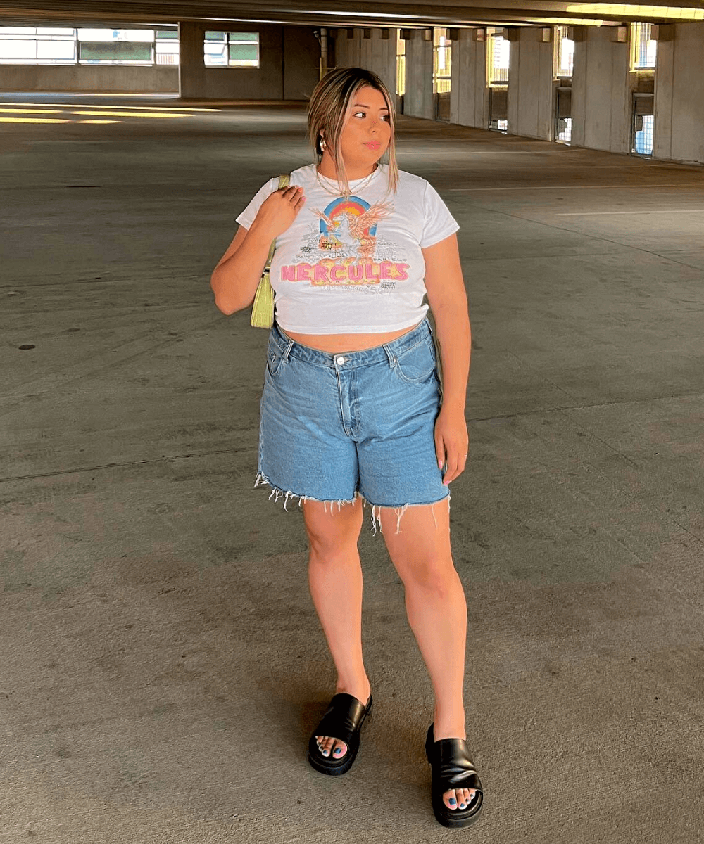 Karen Soto - blusa com bermuda jeans - tendências de Primavera/Verão 2023 - Verão 2023 - na rua - https://stealthelook.com.br