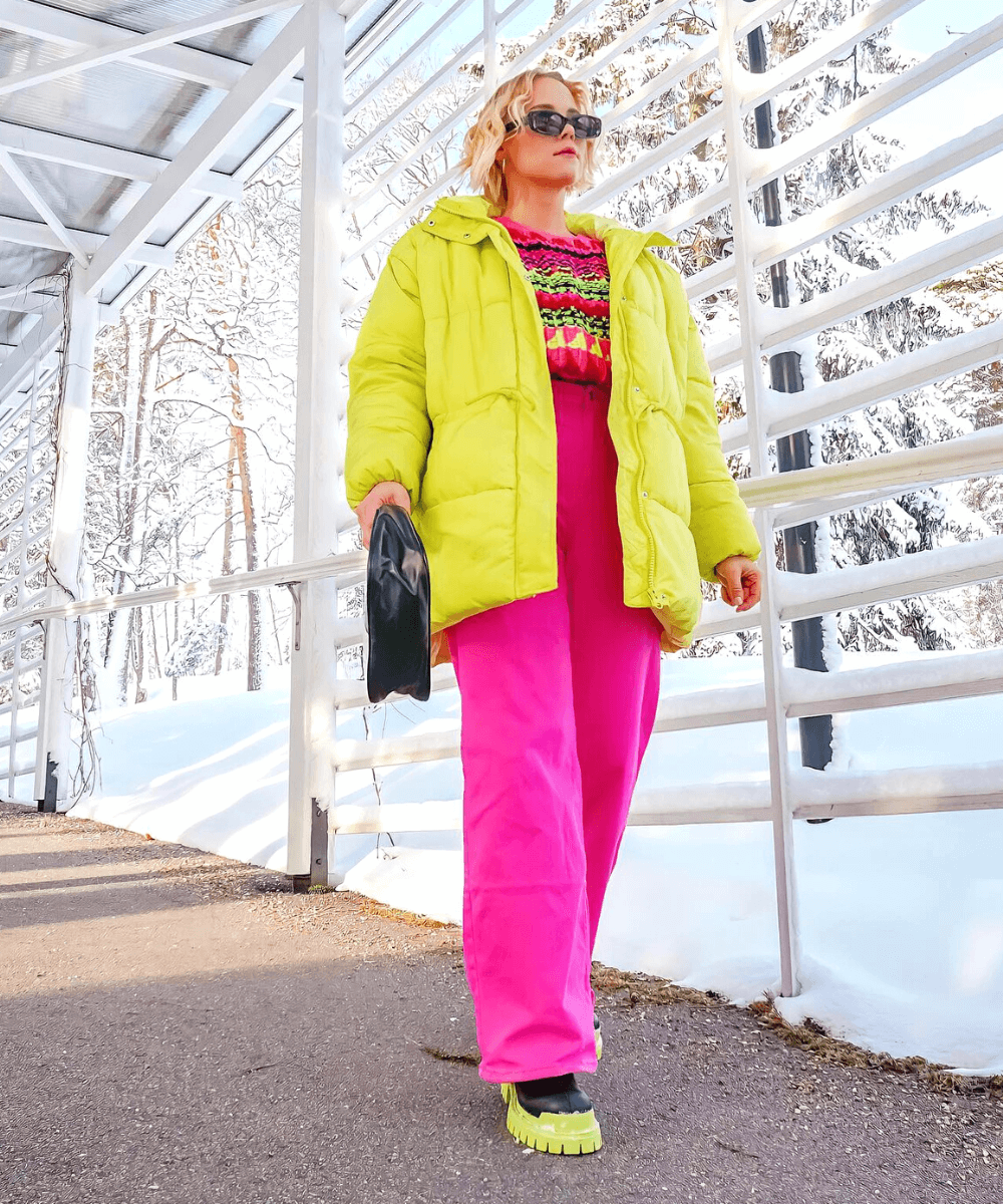 @lauraintechnicolor - blusa amarelo neon com calça rosa - cores tendência - Inverno 2022 - na rua - https://stealthelook.com.br
